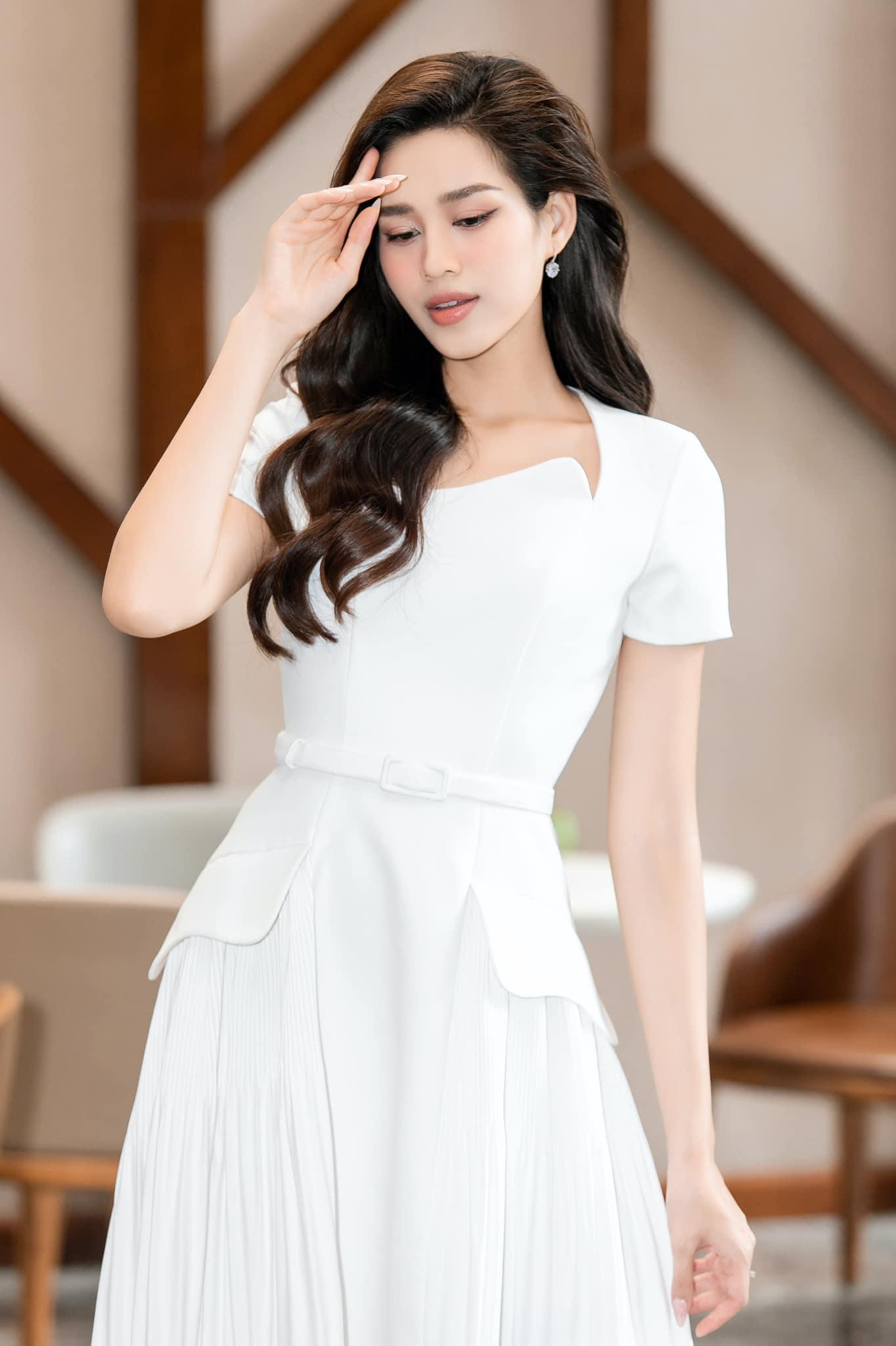 Đỗ Thị Hà dịu dàng và e ấp với nhan sắc mong manh tựa 'nàng thơ'.