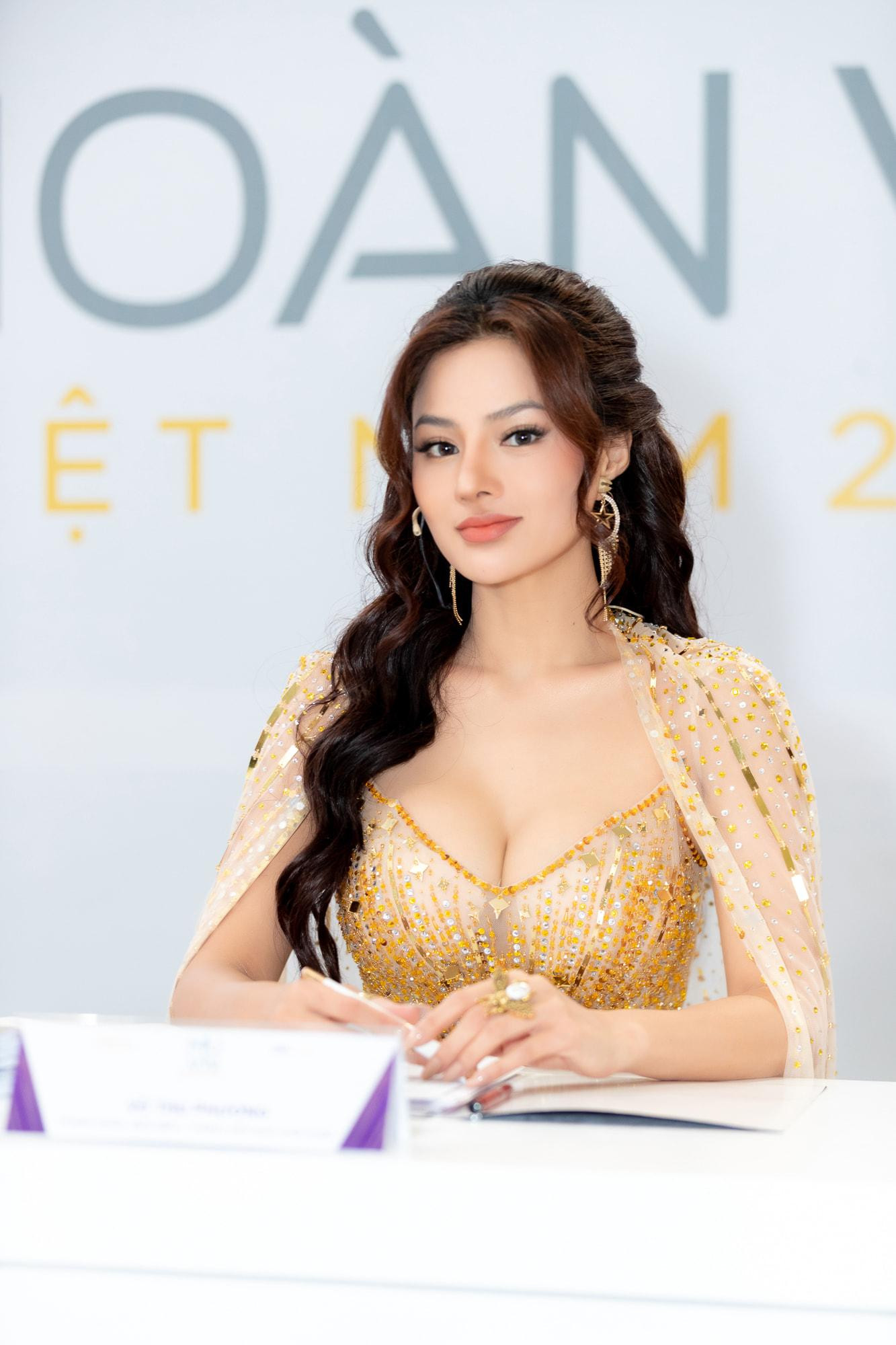 Vũ Thu Phương nổi bật trên 'ghế nóng' với bộ váy lộng lẫy, quyến rũ. Vũ Thu Phương nổi bật trên 'ghế nóng' với bộ váy lộng lẫy, quyến rũ.