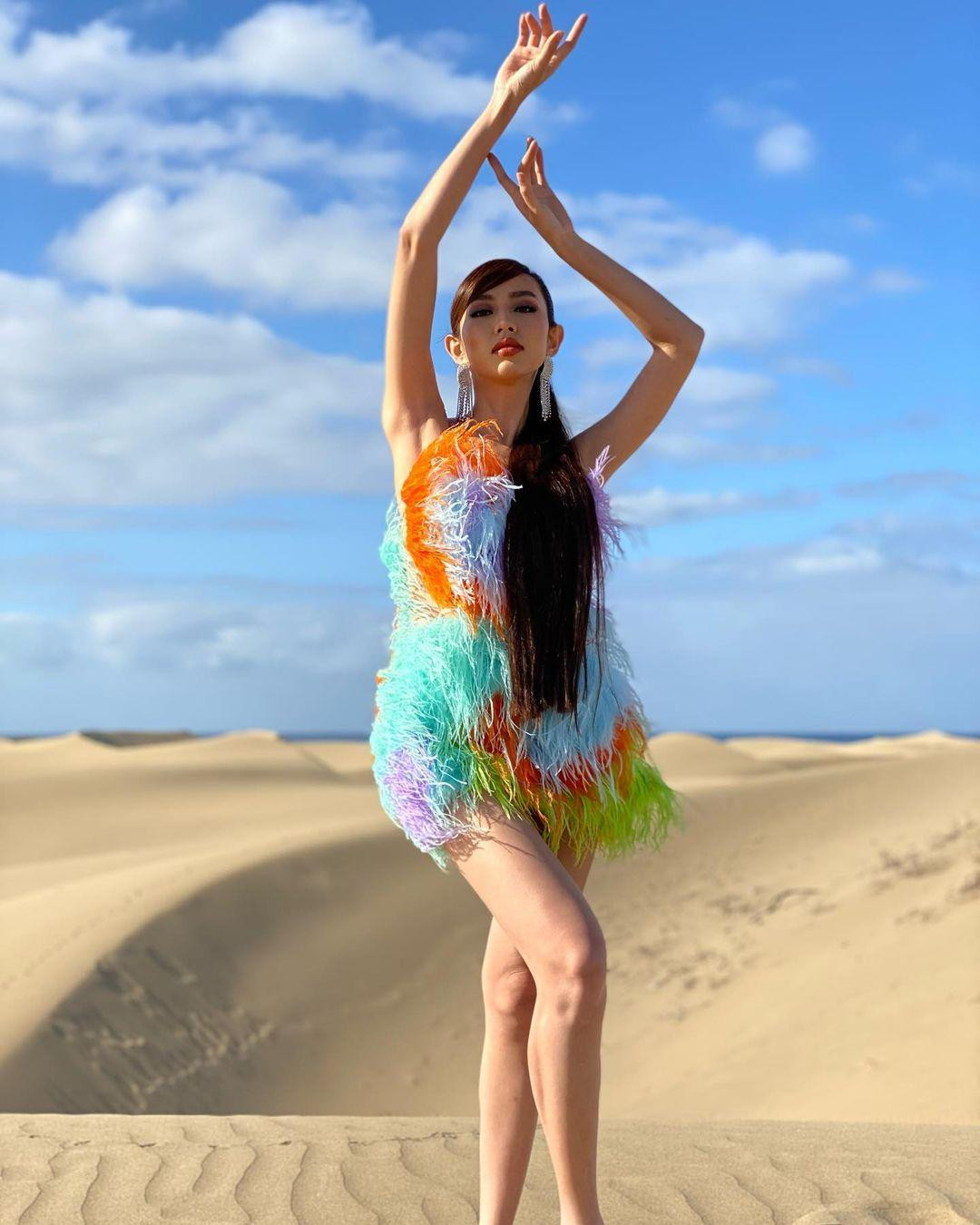 Thuỳ Tiên tạo dáng với thần thái cực kỳ kiêu sa, khoe được thân hình quyến rũ trên sa mạc.