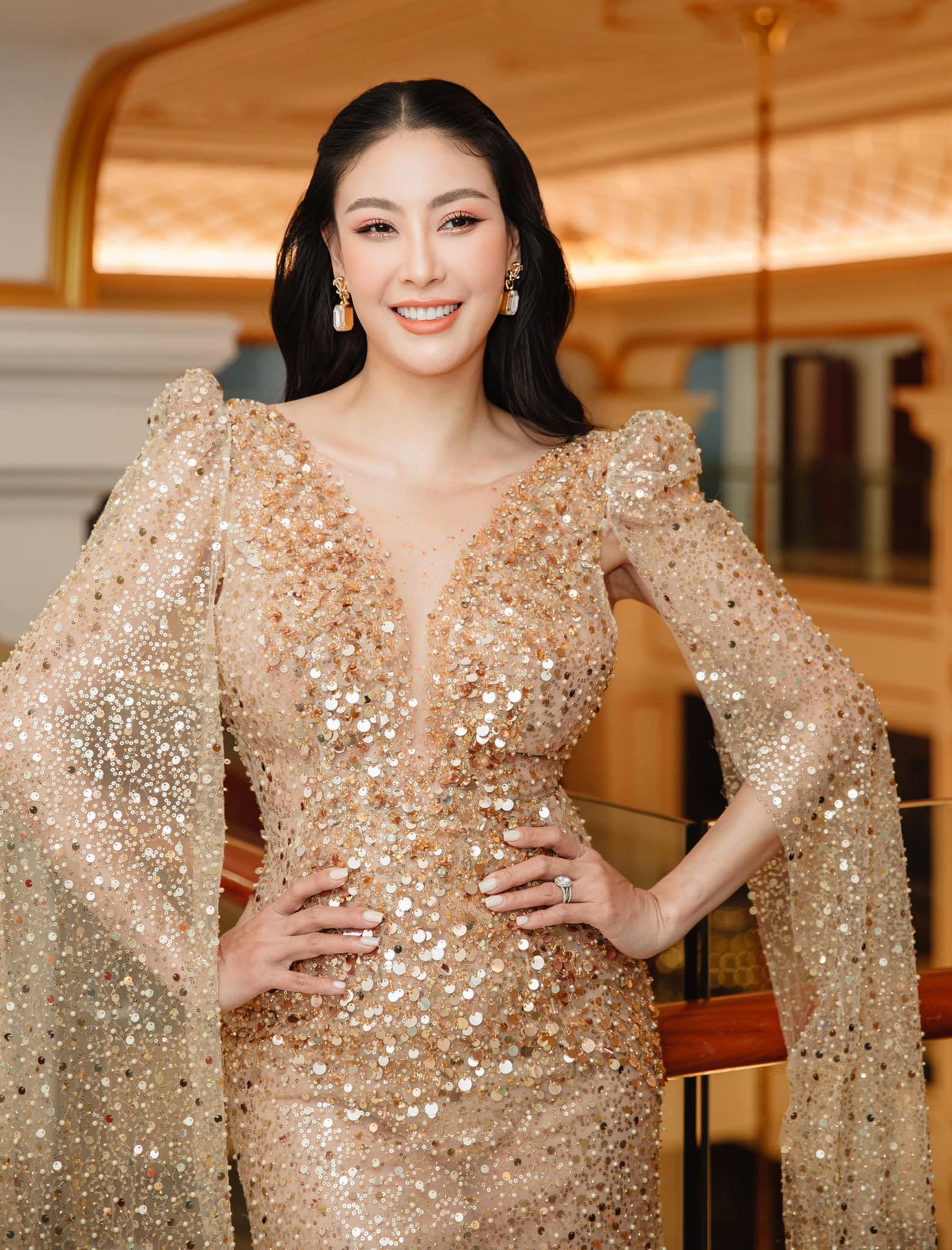 Cách làm tóc và sử dụng phụ kiện tinh tế của Hà Kiều Anh cũng nhận được sự đánh giá cao.