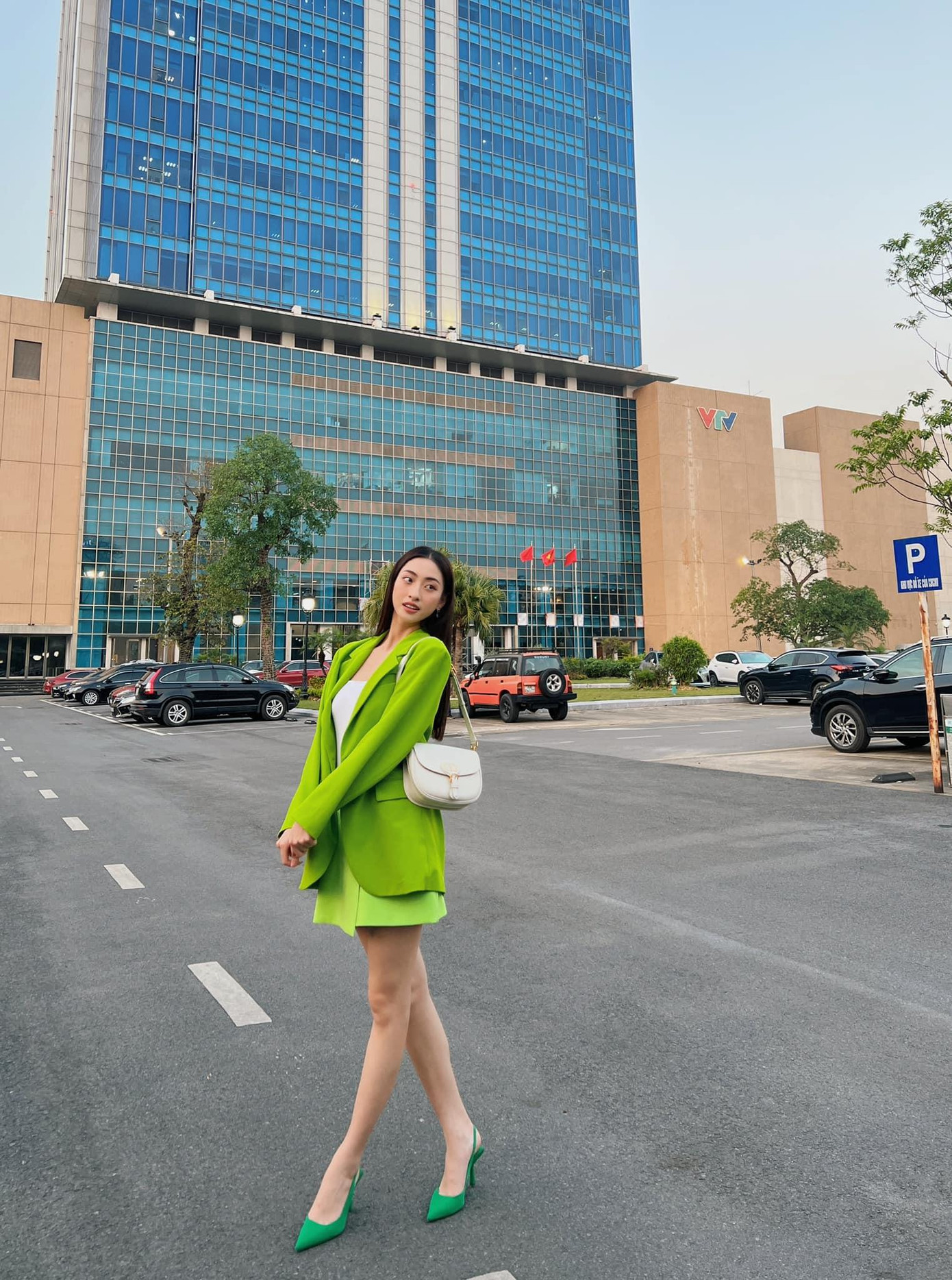 Người đẹp khoe khéo đôi chân dài 1m22 'trứ danh'. Người đẹp khoe khéo đôi chân dài 1m22 'trứ danh'.