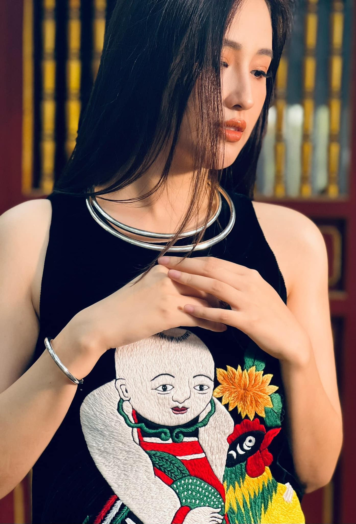 Để tóc xoã tự nhiên và trang điểm nhẹ nhàng, thần thái của Mai Phương Thuý kiêu sa tựa một 'thiếu nữ trong tranh'.