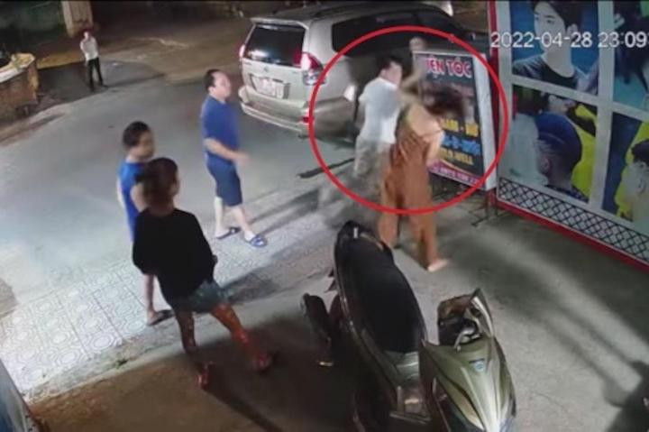 Phó trưởng công an phường tát mạnh vào mặt cô gái được camera an ninh ghi lại.