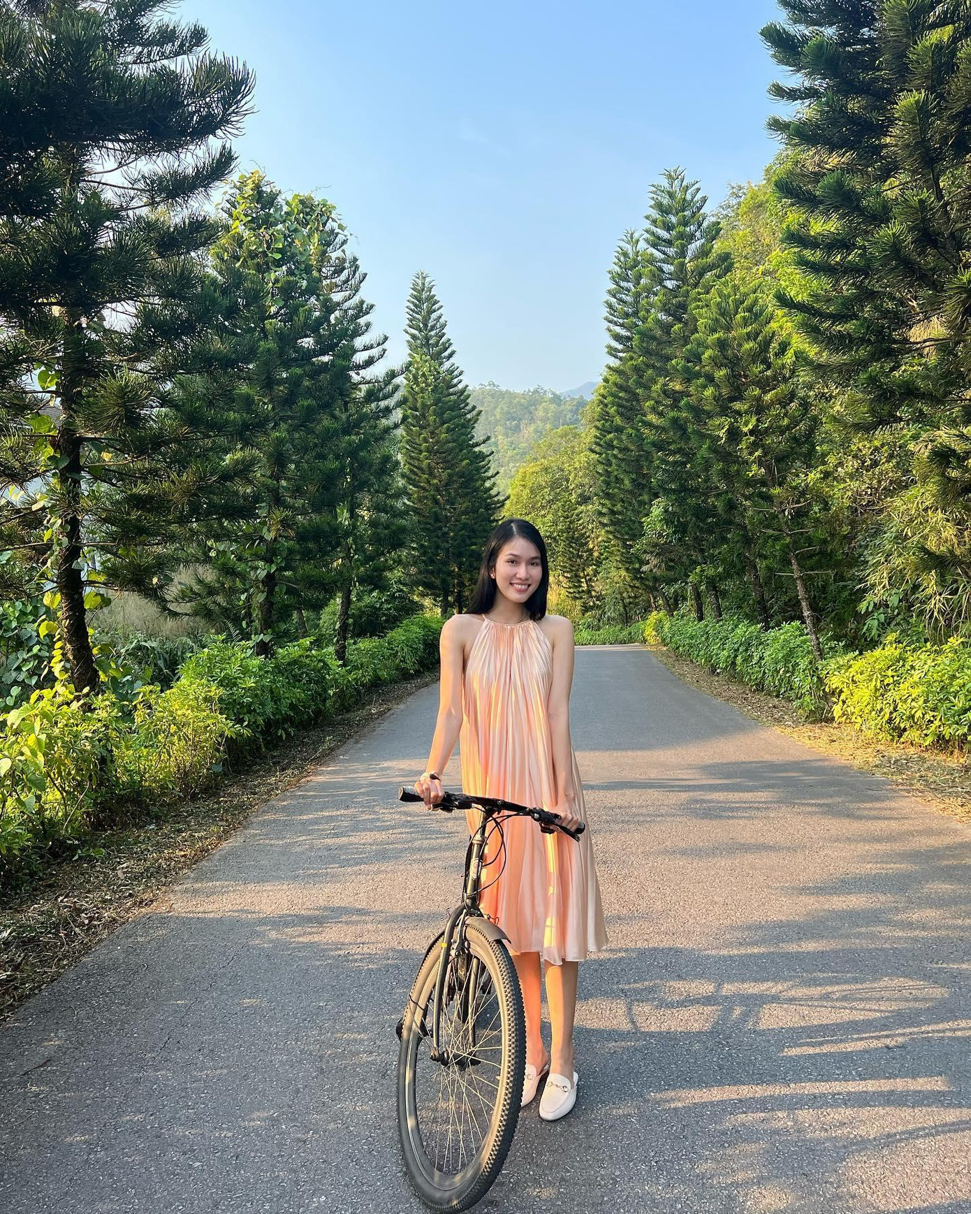 Á hậu Phương Anh diện váy yếm khoe vai trần quyến rũ khi đạp xe. Á hậu Phương Anh diện váy yếm khoe vai trần quyến rũ khi đạp xe.