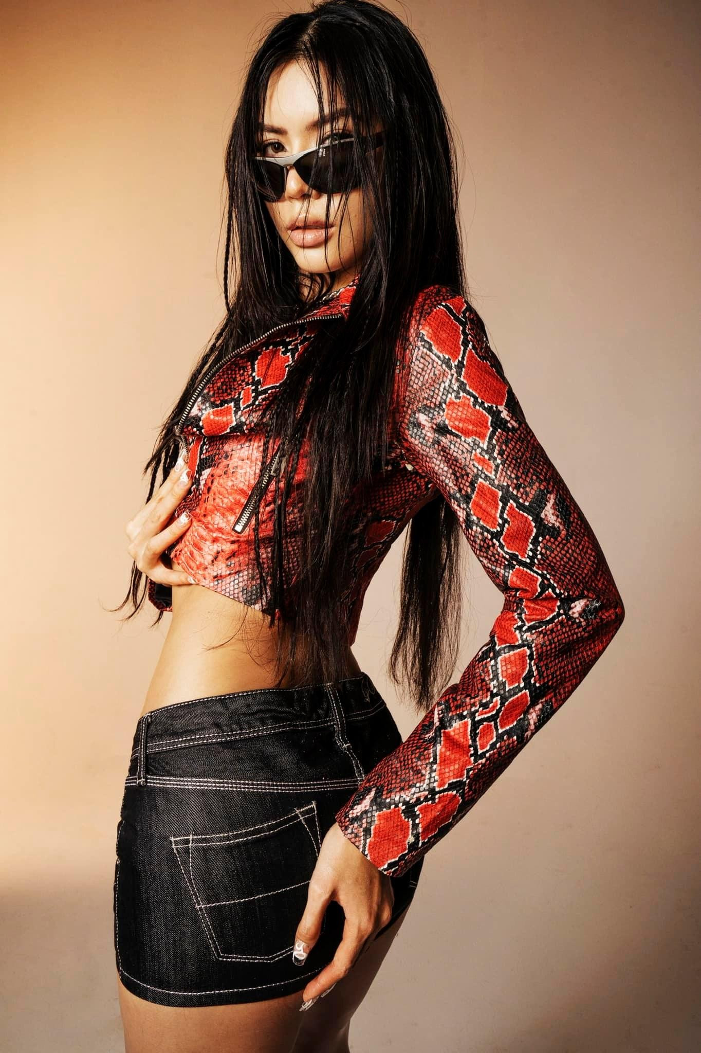 Siêu mẫu Minh Tú khoe dáng với set đồ cá tính, nóng bỏng.