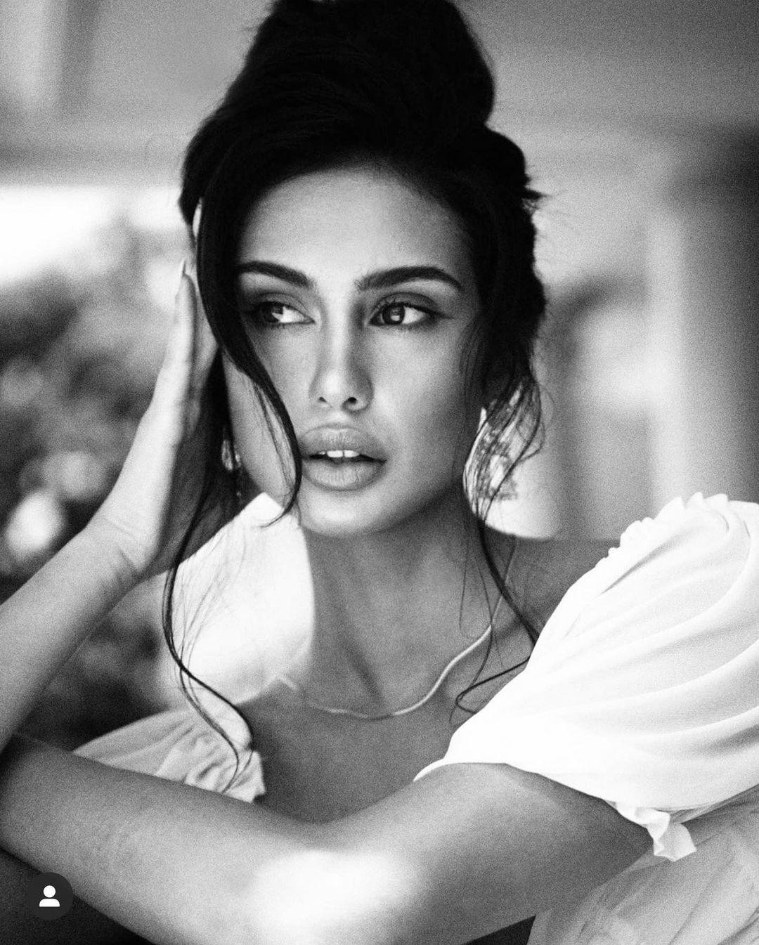 Nhờ thừa hưởng những nét đẹp của bố mẹ nên tân Hoa hậu sở hữu nhan sắc cực kiều diễm, vừa mang nét cổ điển lại vừa phóng khoáng, nóng bỏng. Nhờ thừa hưởng những nét đẹp của bố mẹ nên tân Hoa hậu sở hữu nhan sắc cực kiều diễm, vừa mang nét cổ điển lại vừa phóng khoáng, nóng bỏng.