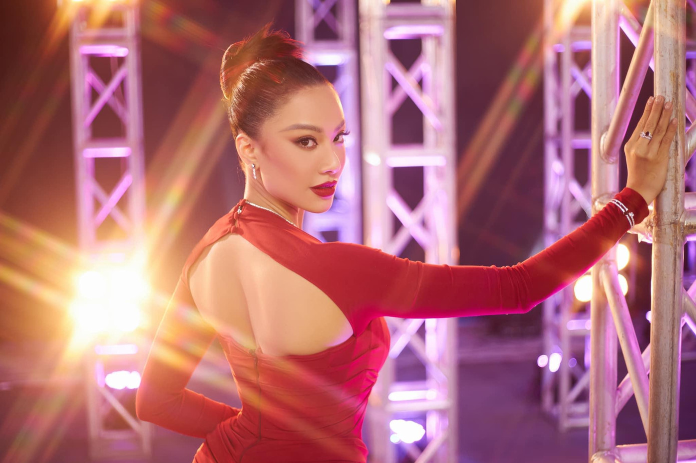 Thiết kế giúp người đẹp khoe lưng trần nuột nà. Thiết kế giúp người đẹp khoe lưng trần nuột nà.