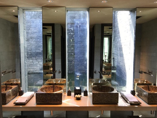 Người yêu cũ Song Hye Kyo đưa gia đình đi nghỉ ở Đà Nẵng ảnh 4