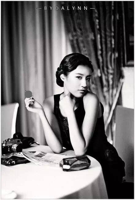 Bất ngờ với hình ảnh tóc tém đầy cá tính của Lưu Diệc Phi ảnh 4