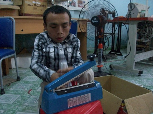 Thầy Nguyễn Ngọc Phương đang sửa chữa mô tơ điện cho máy may ở trung tâm. Thầy Nguyễn Ngọc Phương đang sửa chữa mô tơ điện cho máy may ở trung tâm