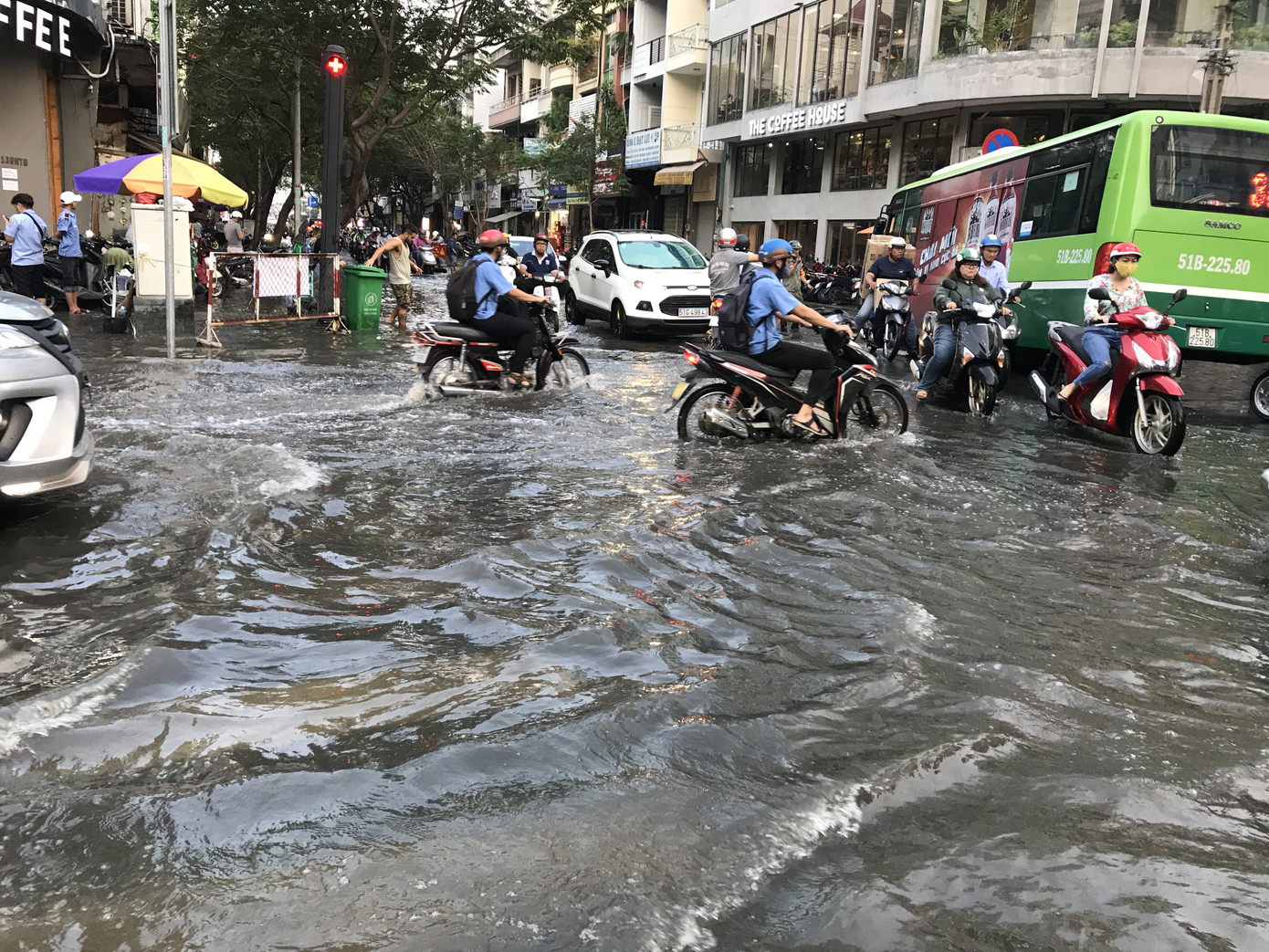  Người dân Sài Gòn vật lộn với triều cường trên đường về nhà ảnh 2