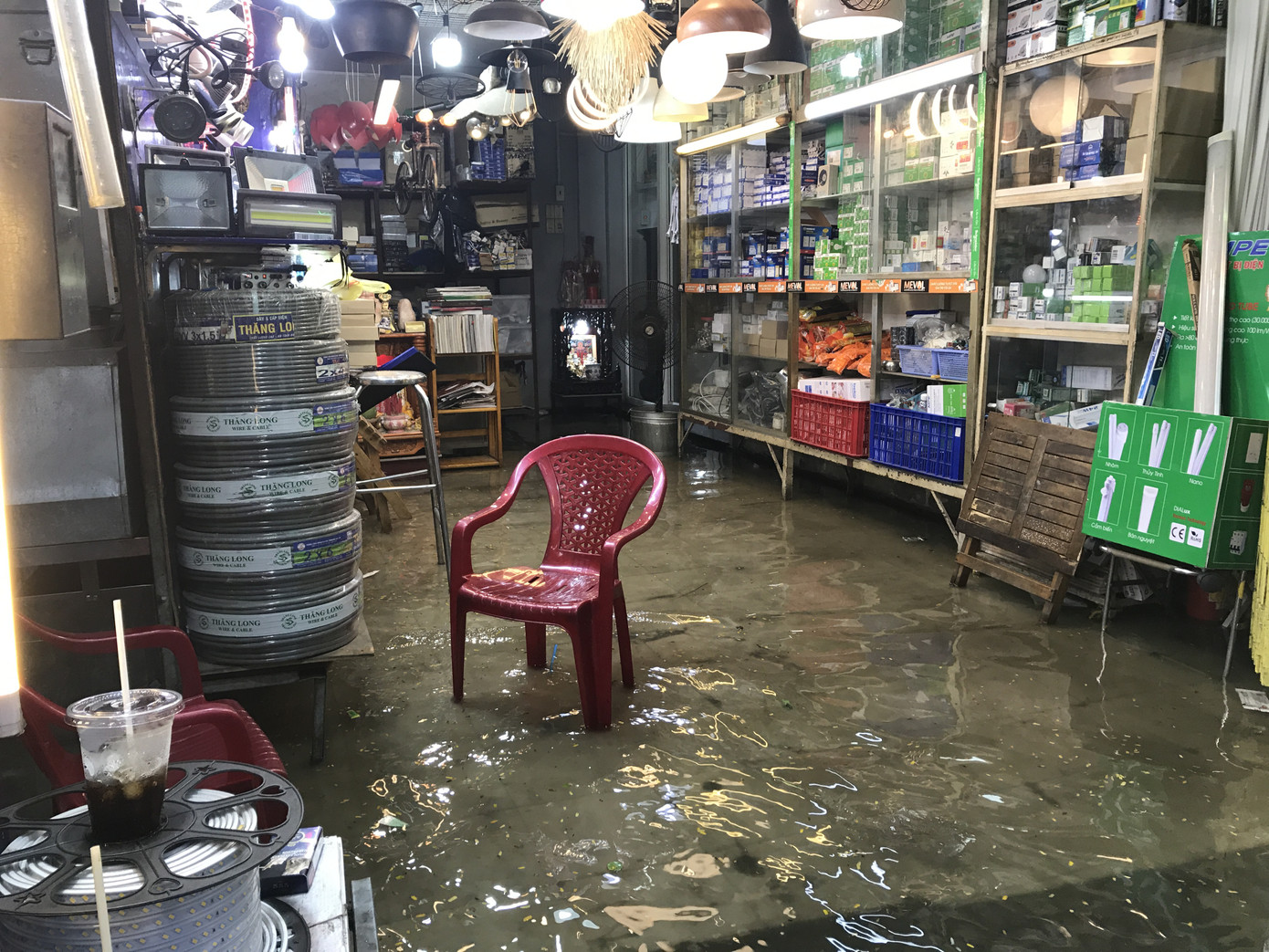  Người dân Sài Gòn vật lộn với triều cường trên đường về nhà ảnh 8