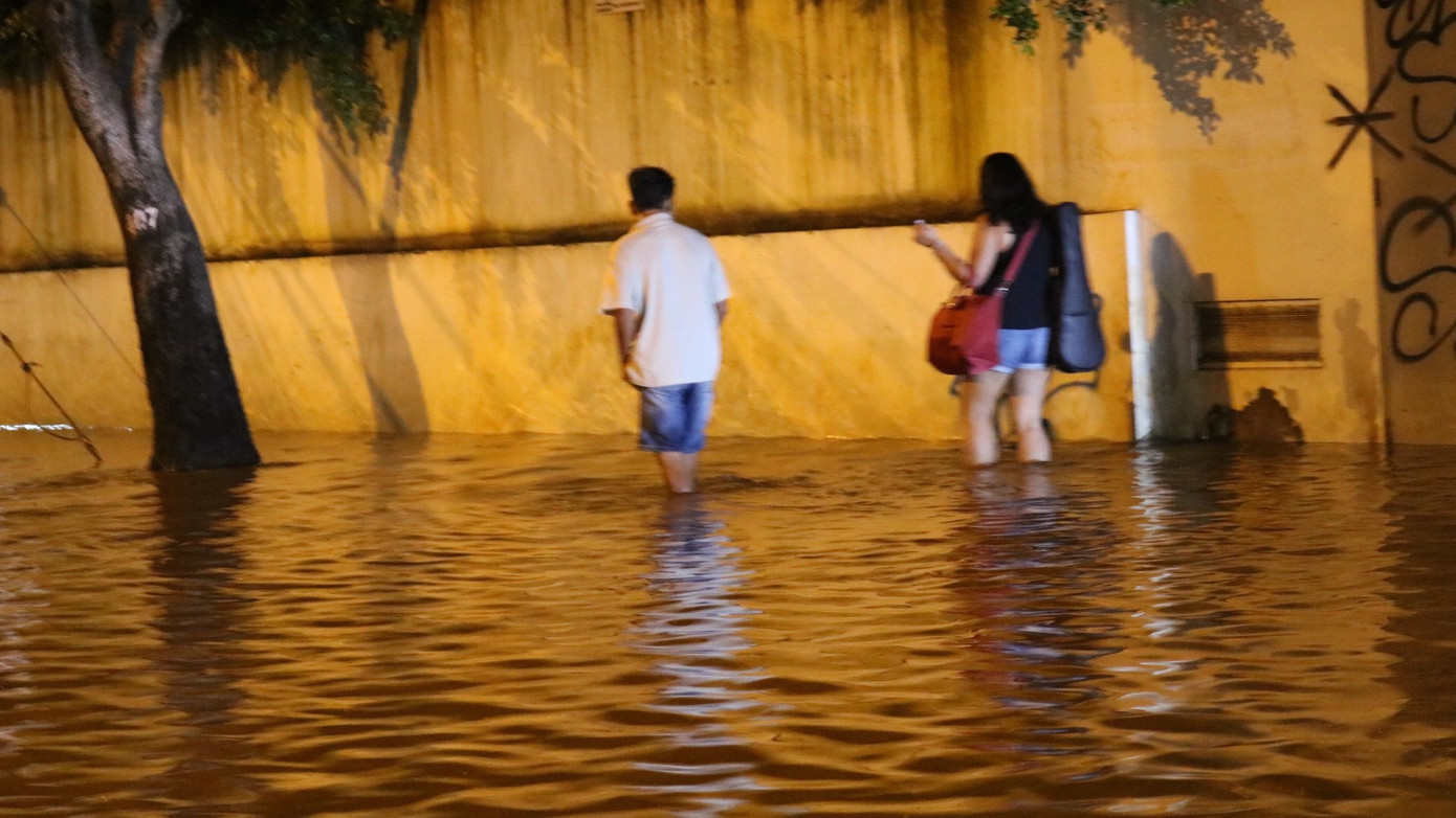 Người Sài Gòn bì bõm vì ngập nặng ngày triều cường đạt đỉnh ảnh 8