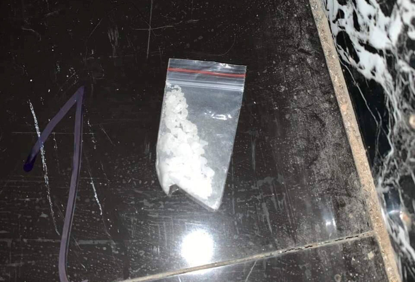 Dân chơi phê ma túy chạy toán loạn khi công an kiểm tra quán bar ảnh 1