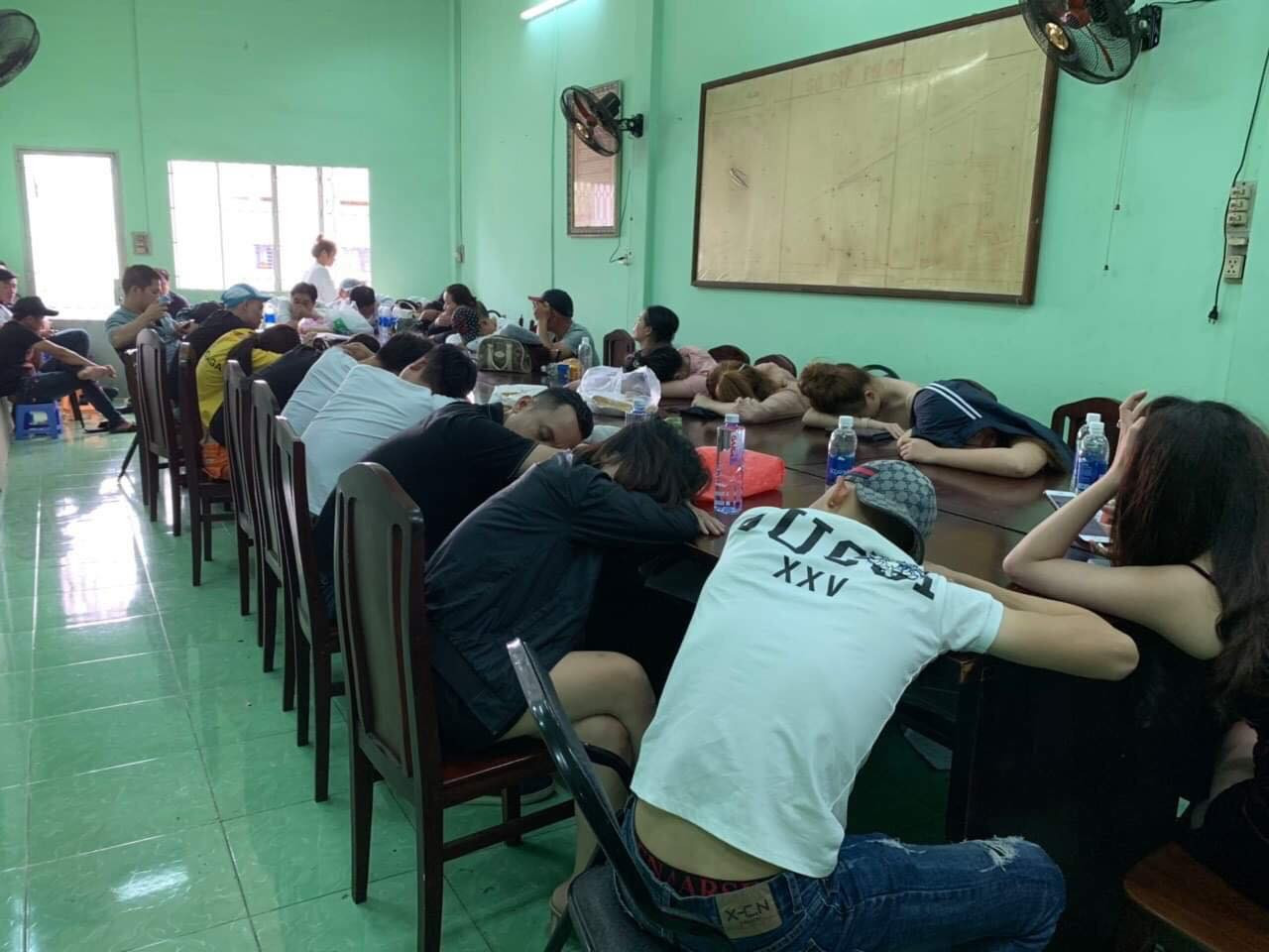 Dân chơi phê ma túy chạy toán loạn khi công an kiểm tra quán bar ảnh 2