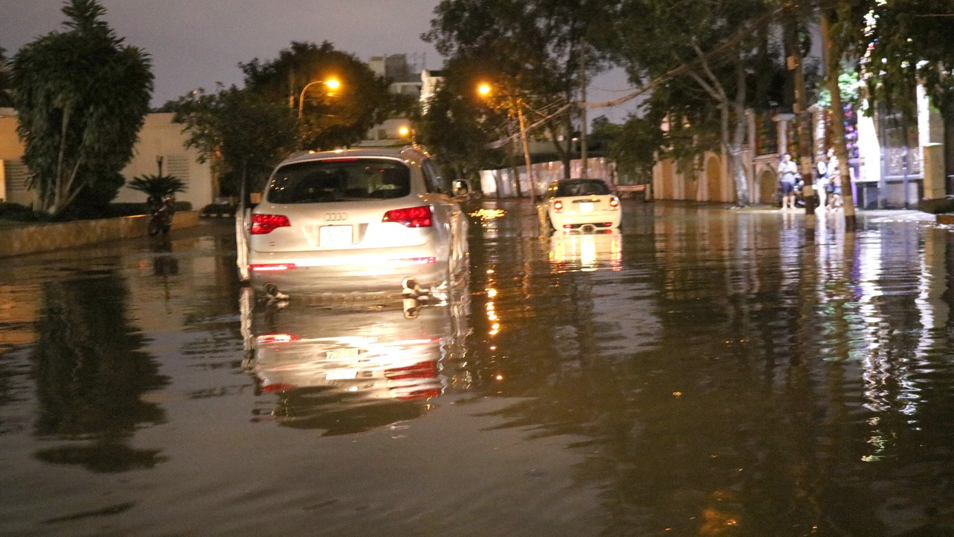 Người Sài Gòn bì bõm vì ngập nặng ngày triều cường đạt đỉnh ảnh 1