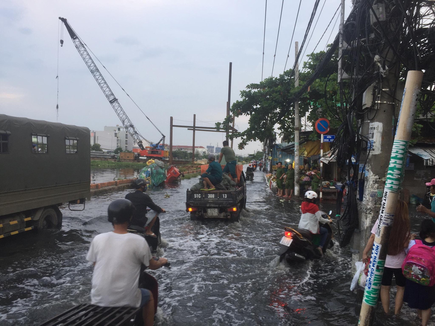  Người dân Sài Gòn vật lộn với triều cường trên đường về nhà ảnh 3