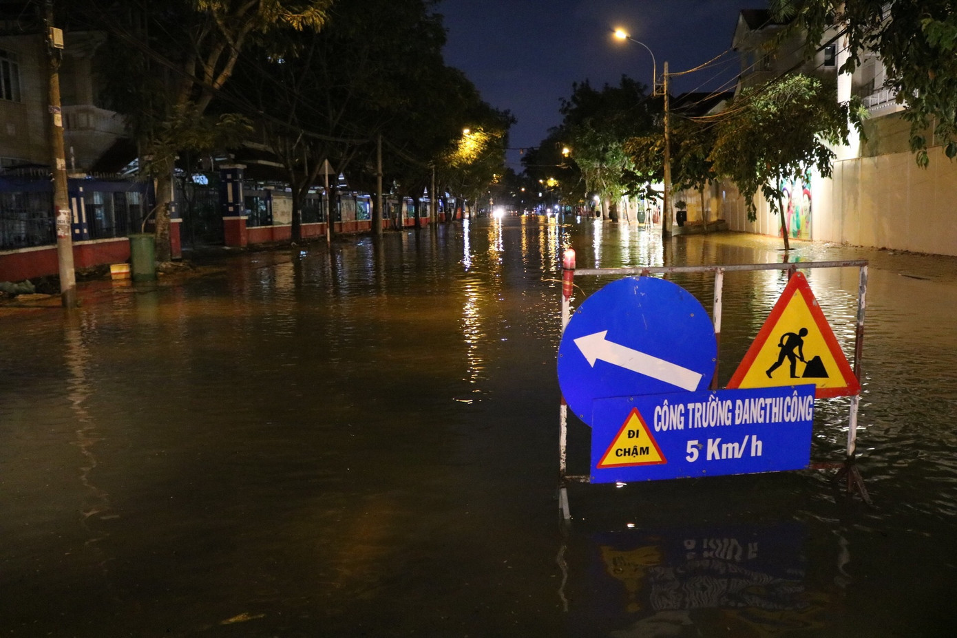 Người Sài Gòn bì bõm vì ngập nặng ngày triều cường đạt đỉnh ảnh 3