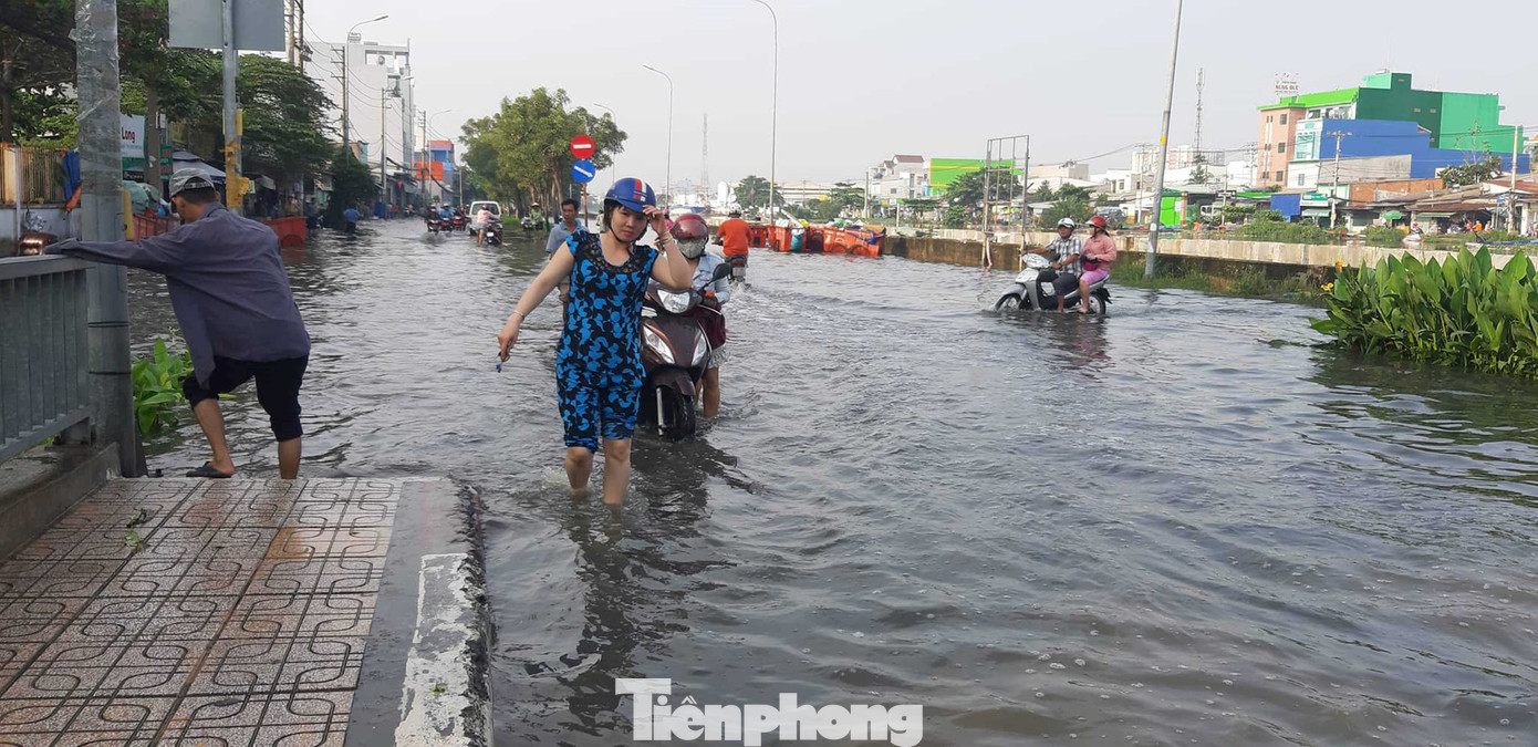 Vỡ đê bao, nghìn người Sài Gòn bì bõm sáng đầu tuần ảnh 3