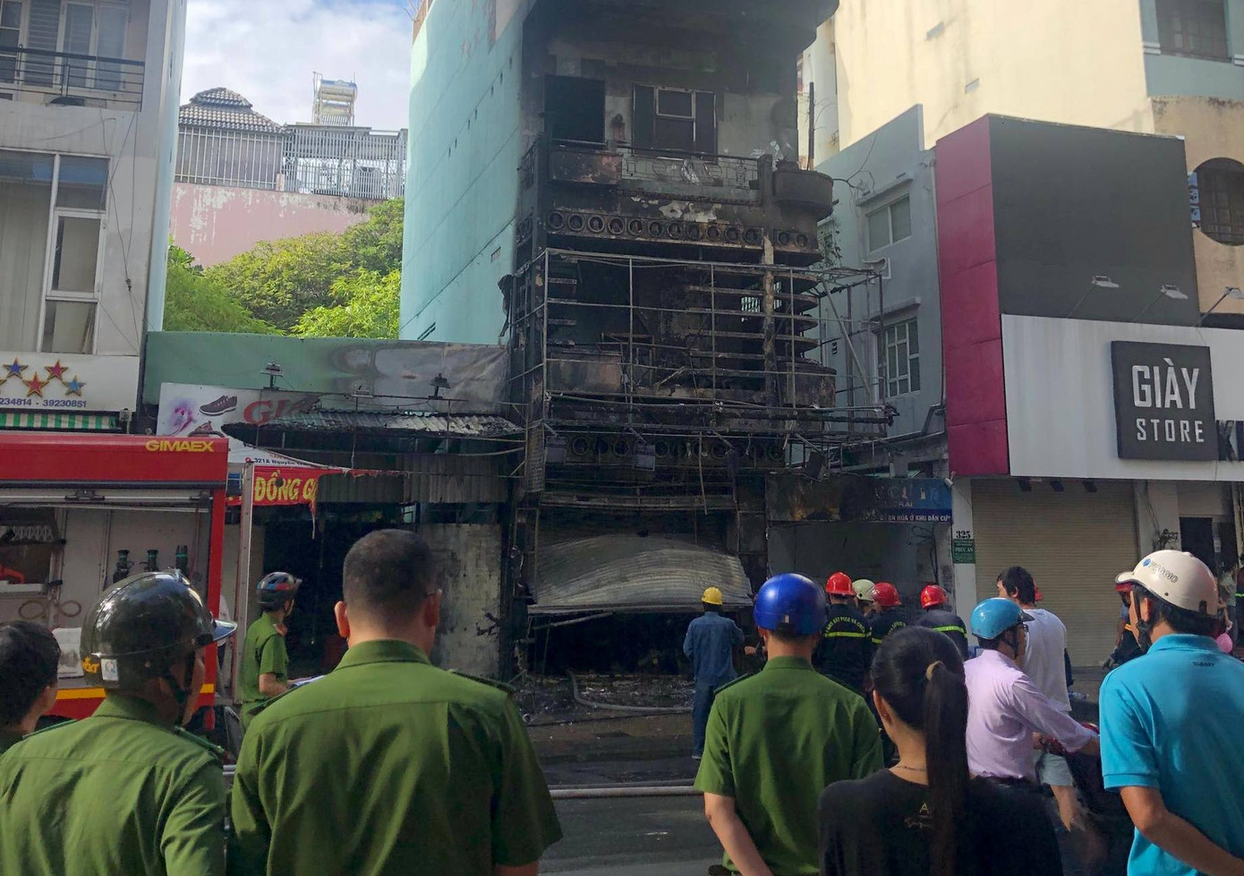 Giải cứu 2 người trong đám cháy lớn ở Sài Gòn, một lính cứu hỏa bị thương ảnh 3