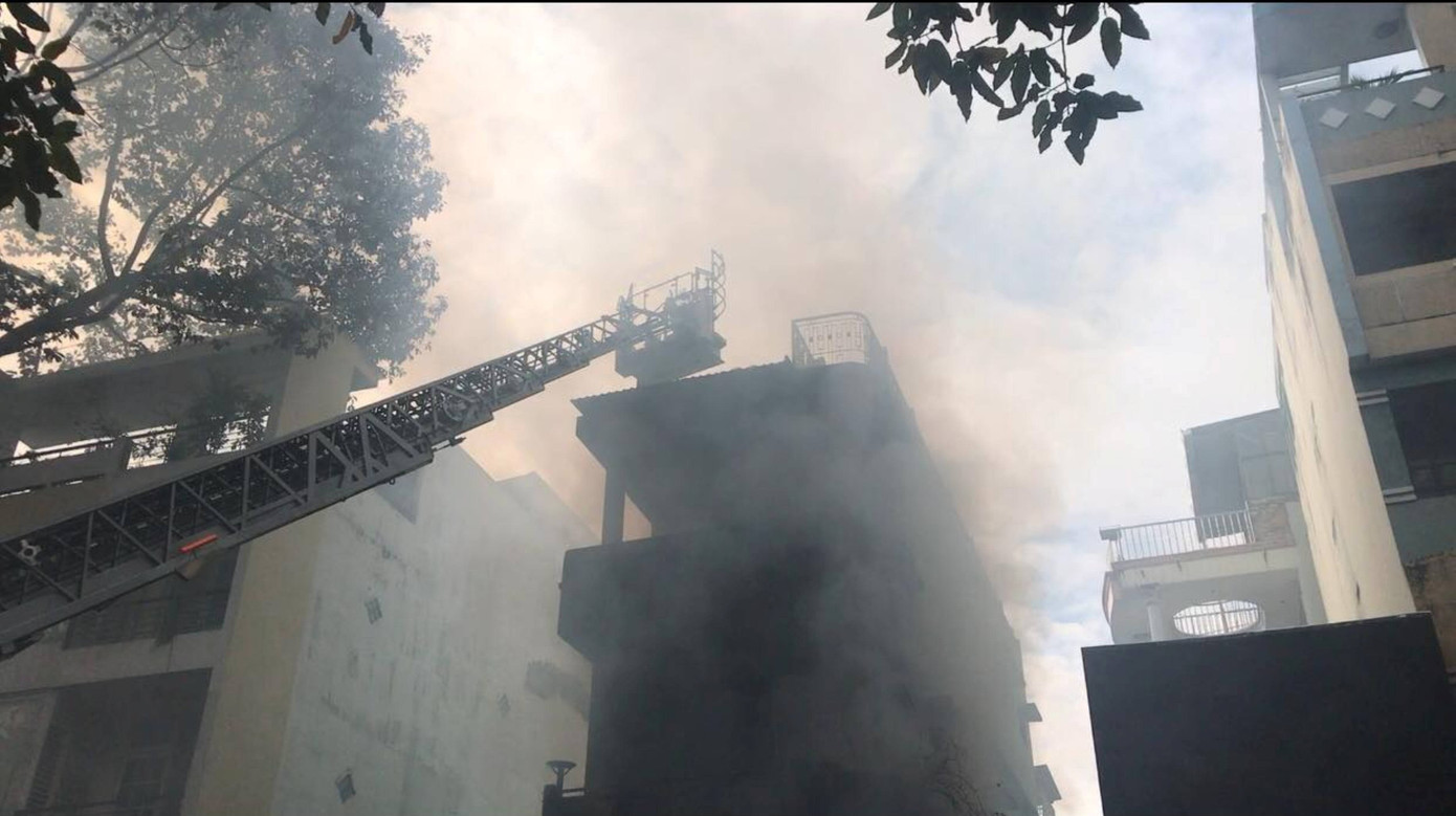 Giải cứu 2 người trong đám cháy lớn ở Sài Gòn, một lính cứu hỏa bị thương ảnh 1