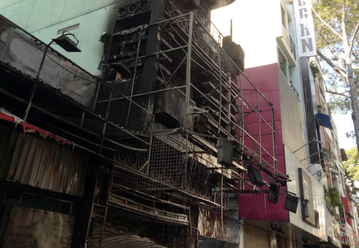 Giải cứu 2 người trong đám cháy lớn ở Sài Gòn, một lính cứu hỏa bị thương ảnh 2