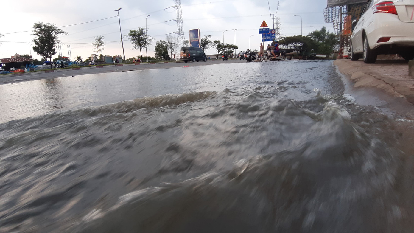 Người Sài Gòn bì bõm vì ngập nặng ngày triều cường đạt đỉnh ảnh 4