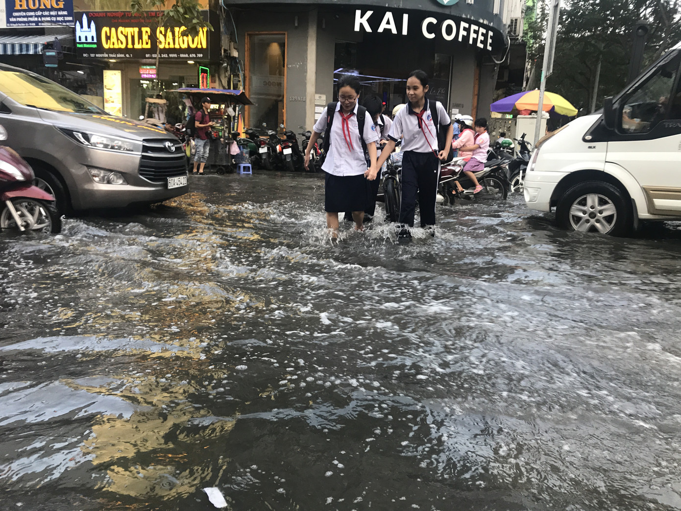  Người dân Sài Gòn vật lộn với triều cường trên đường về nhà ảnh 10