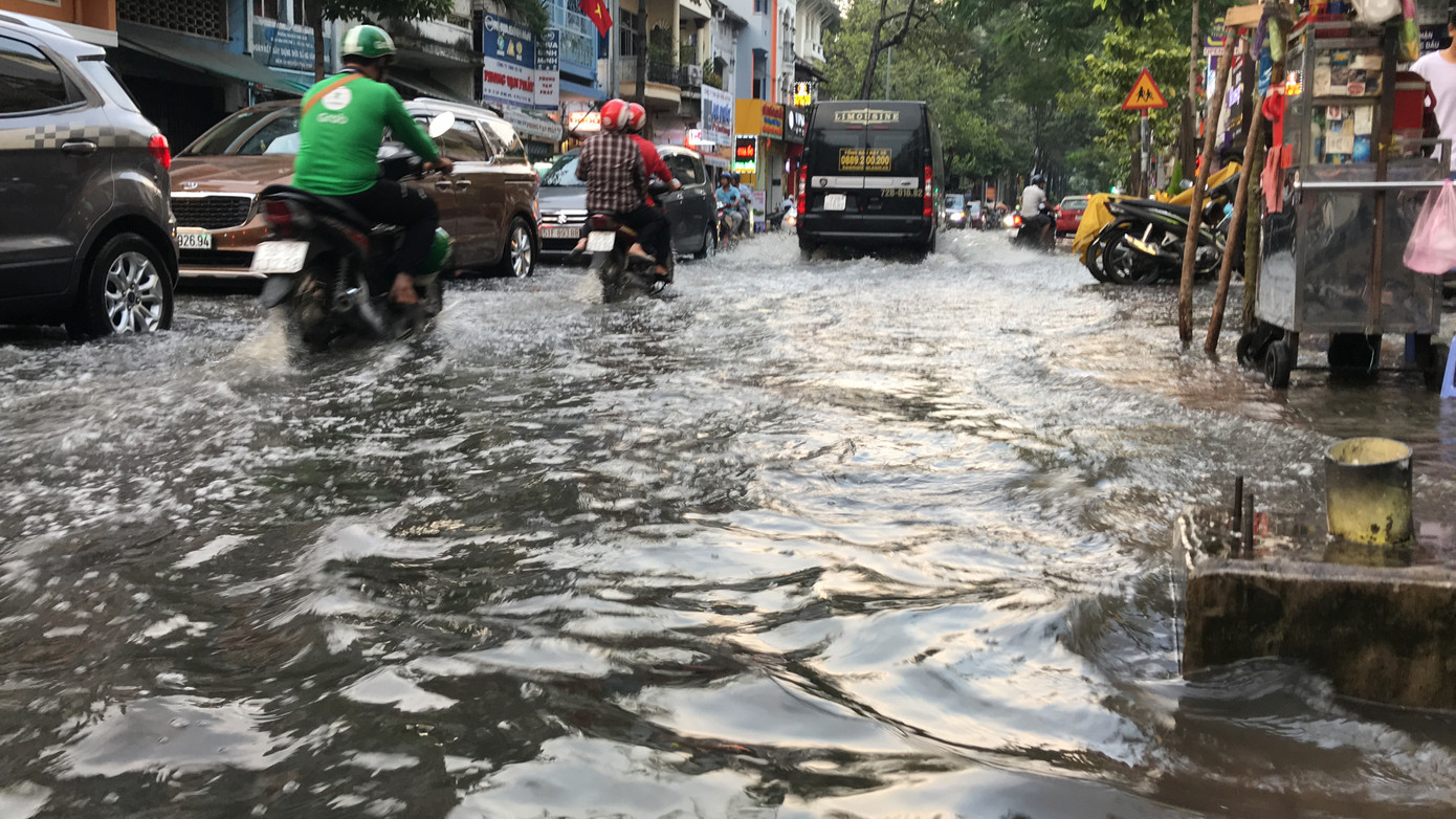  Người dân Sài Gòn vật lộn với triều cường trên đường về nhà ảnh 6
