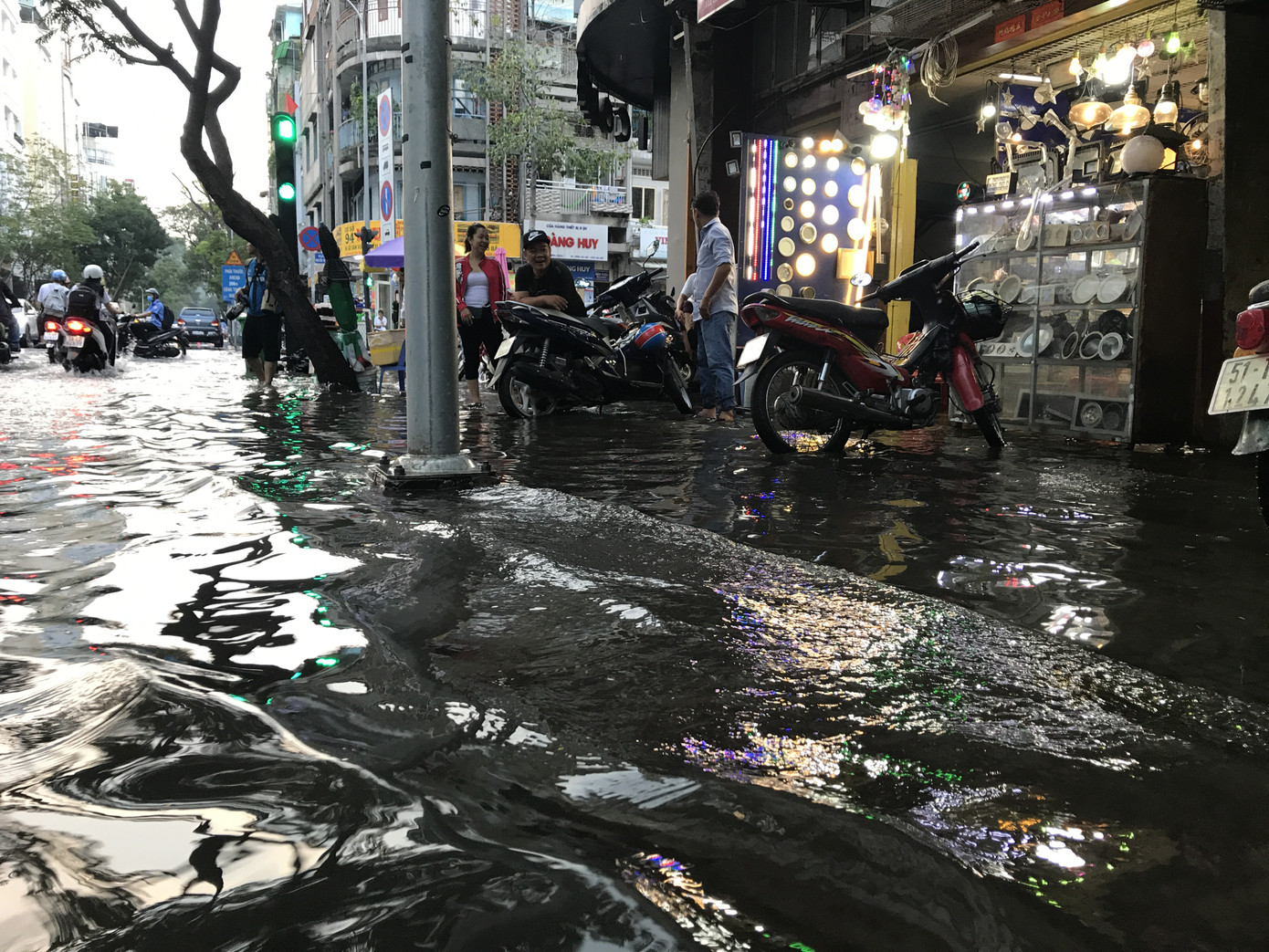  Người dân Sài Gòn vật lộn với triều cường trên đường về nhà ảnh 9