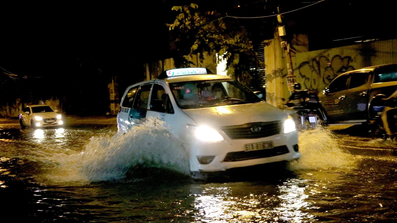 Người Sài Gòn bì bõm vì ngập nặng ngày triều cường đạt đỉnh ảnh 7