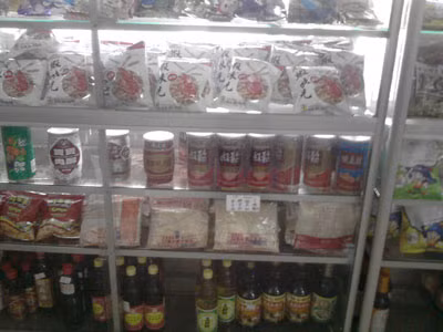 Dù bán tại khu dân cư có đa phần người Việt Nam sinh sống nhưng giá bán được niêm yết lại là Nhân dân tệ