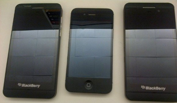 Hình ảnh BlackBerry Z10 và iPhone 4S(giữa)