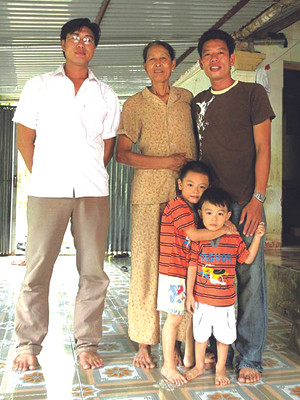 Gia đình "khổng lồ" của anh Ngô Văn Kiều. Gia đình