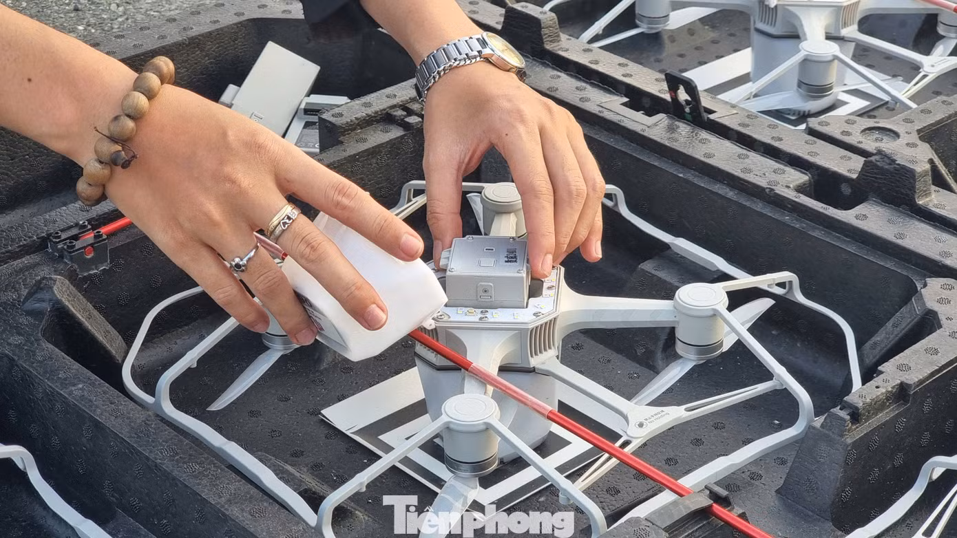 Đến chiều 28/4, các công tác chuẩn bị đang được gấp rút hoàn thiện cho màn tổng duyệt. Ảnh: Phạm Duy Đến chiều 28/4, các công tác chuẩn bị đang được gấp rút hoàn thiện cho màn tổng duyệt. Ảnh: Phạm Duy