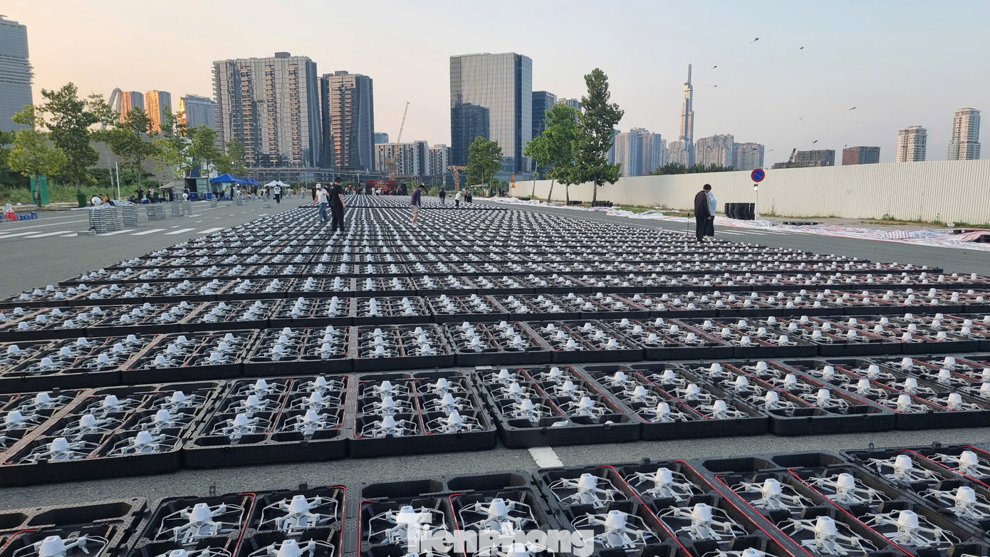 Đến chiều 28/4, các công tác chuẩn bị đang được gấp rút hoàn thiện cho màn tổng duyệt. Ảnh: Phạm Duy Đến chiều 28/4, các công tác chuẩn bị đang được gấp rút hoàn thiện cho màn tổng duyệt. Ảnh: Phạm Duy