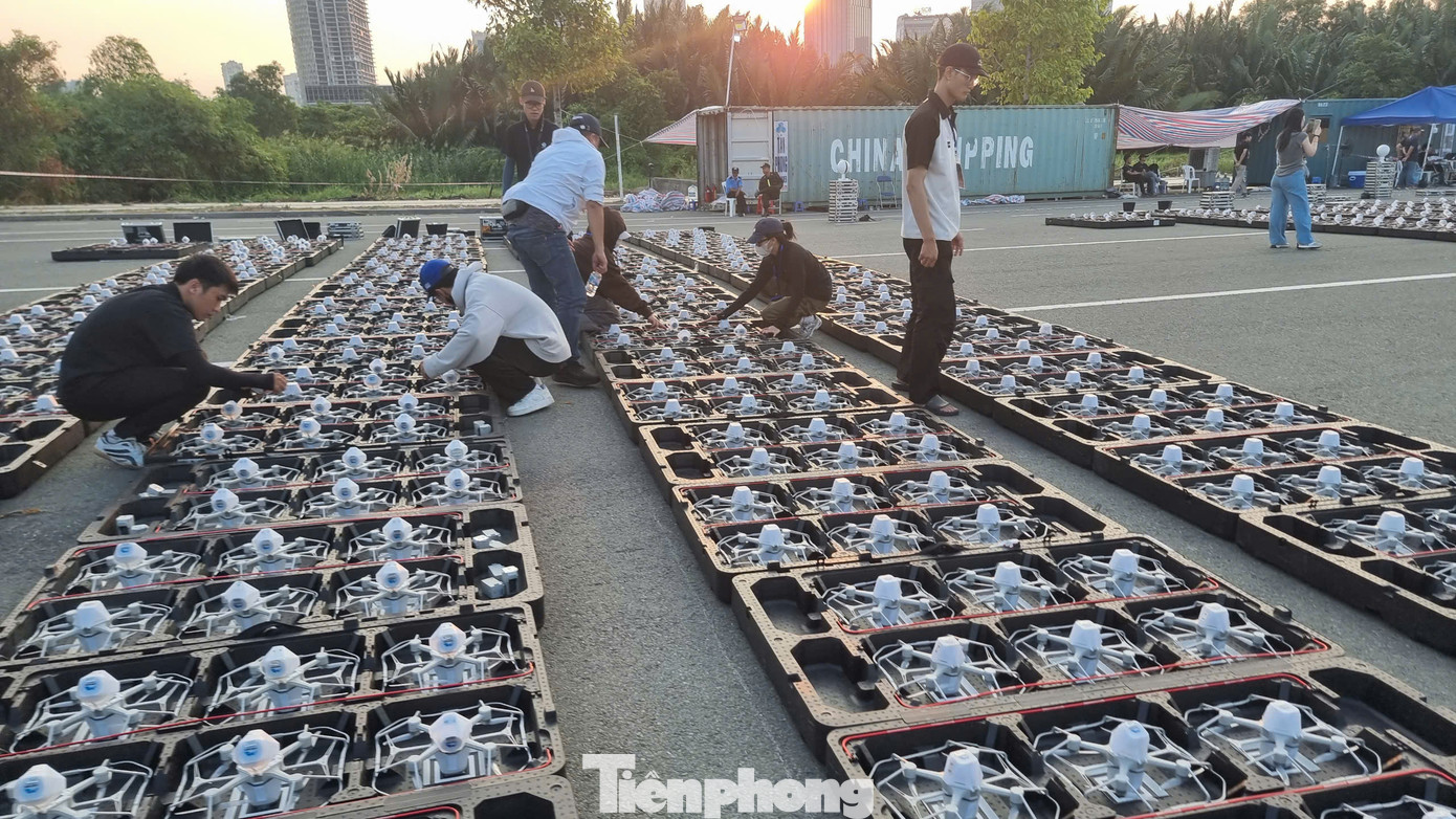 Đến chiều 28/4, các công tác chuẩn bị đang được gấp rút hoàn thiện cho màn tổng duyệt. Ảnh: Phạm Duy Đến chiều 28/4, các công tác chuẩn bị đang được gấp rút hoàn thiện cho màn tổng duyệt. Ảnh: Phạm Duy