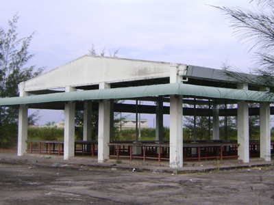 Chợ ở khu đô thị Khánh An (U Minh, Cà Mau) bỏ hoang từ ngày khánh thành . Ảnh: Tiến Hưng Chợ ở khu đô thị Khánh An (U Minh, Cà Mau) bỏ hoang từ ngày khánh thành