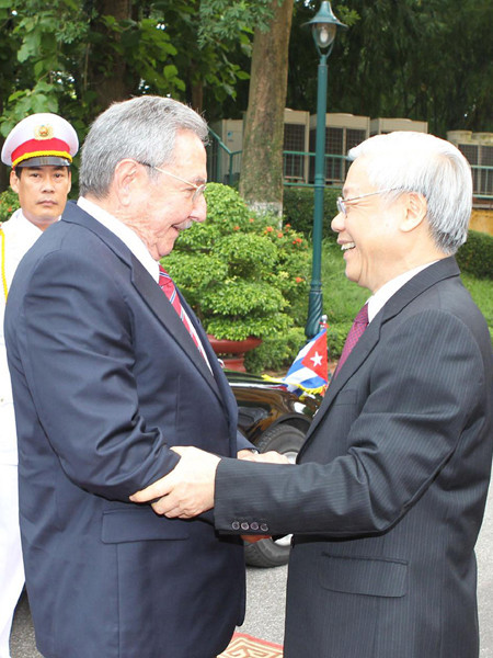 Tổng Bí thư Nguyễn Phú Trọng đón Đại tướng Raul Castro Ruz, Bí thư Thứ nhất Ban chấp hành Trung ương Đảng Cộng sản Cuba, Chủ tịch Hội đồng Nhà nước và Hội đồng Bộ trưởng Cộng hòa Cuba. Ảnh: TTXVN
