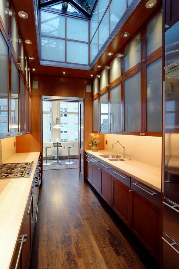 Phòng ngủ này thì đặc biệt với một chiếc gương lớn làm điểm nhấn Phòng ngủ với của sổ rộng lớn, bức tranh đầu giường thật lạ Phòng bếp mang phong cách châu Âu, tiện nghi và hiện đại, đặc biệt với không gian mở trên mái đón ánh sáng và không khí từ bên ngoài