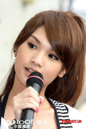 "Giáo chủ khả ái" biến thành công chúa với kiểu tóc dài xoăn nhẹ Và trở nên cá tính với kiểu đầu "sứa" Năng động và trẻ trung khi để tóc ngắn Kiểu đầu xoăn xù đầy quyến rũ và mê hoặc Đẹp dịu dàng với mái tóc suôn dài cổ điển Nhí nhảnh với kiểu tóc tết hai bên Kiểu tóc thẳng làm xoăn ở chân ôm gọn khuôn mặt Phô diễn gương mặt thanh tú với phần mái được cặp gọn Đẹp kiêu sa với kiểu tóc búi đơn giản kết hợp với hoa gài tóc bản to Và "mặn mà" hơn với kiểu tóc búi mái lệch