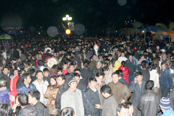 Hàng vạn người có mặt trong đêm khai Ấn