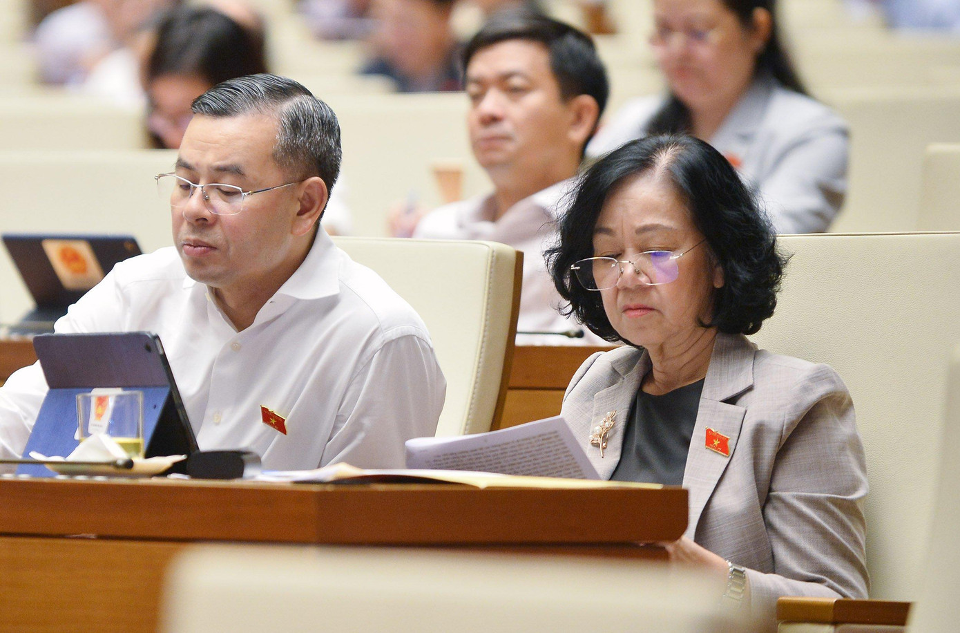 Các đại biểu tham dự phiên thảo luận tại hội trường. Ảnh QH