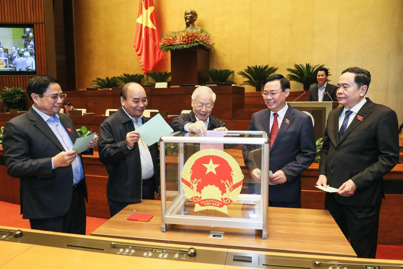 Quốc hội bỏ phiếu miễn nhiệm Tổng Kiểm toán nhà nước nhiệm kỳ 2021-2026; phê chuẩn việc miễn nhiệm Bộ trưởng Bộ Giao thông vận tải nhiệm kỳ 2021-2026 bằng hình thức bỏ phiếu kín, sáng 21/10. Ảnh Như Ý Quốc hội bỏ phiếu miễn nhiệm Tổng Kiểm toán nhà nước nhiệm kỳ 2021-2026; phê chuẩn việc miễn nhiệm Bộ trưởng Bộ Giao thông vận tải nhiệm kỳ 2021-2026 bằng hình thức bỏ phiếu kín, sáng 21/10. Ảnh Như Ý