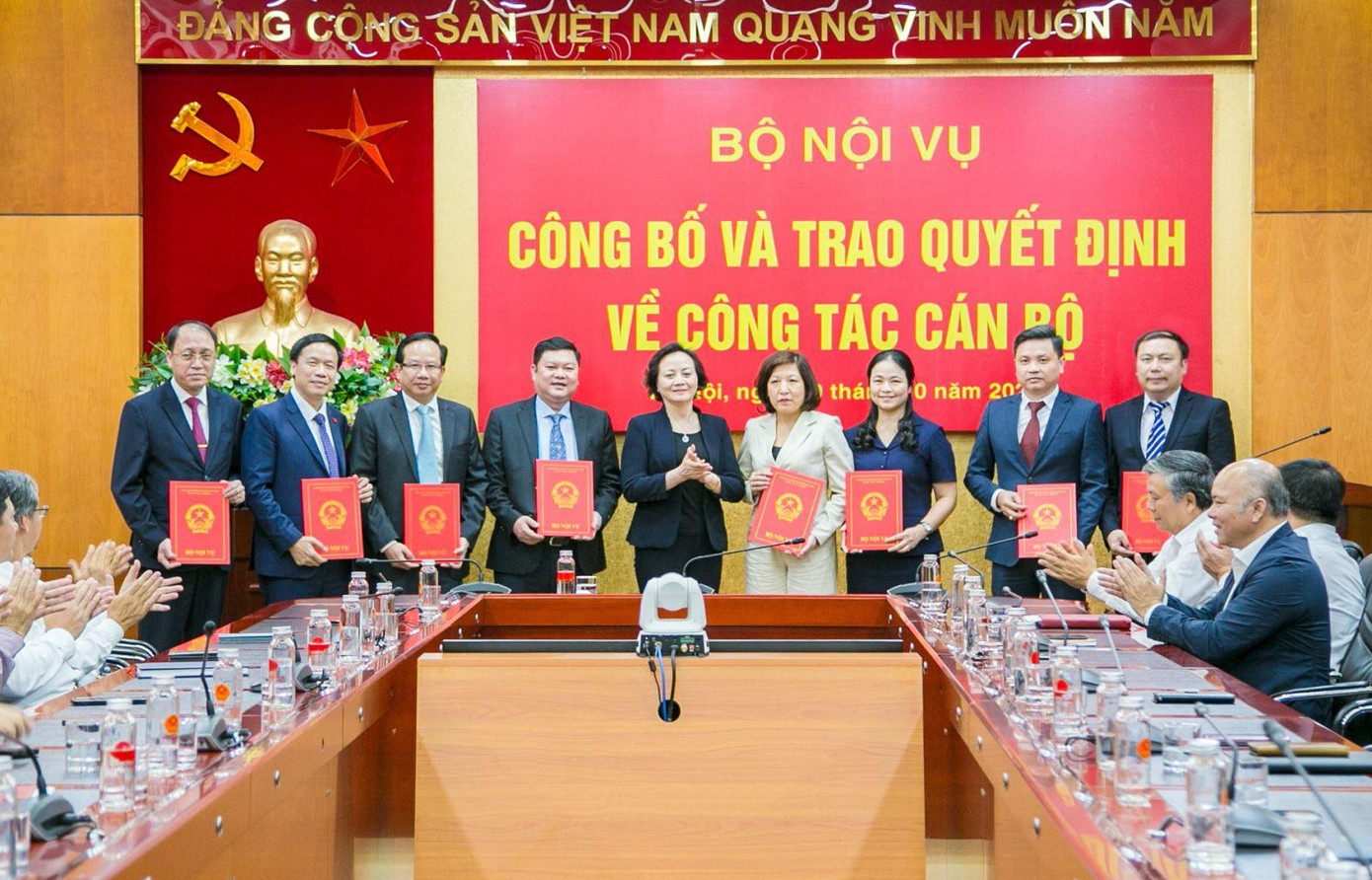 Bộ trưởng Phạm Thị Thanh Trà trao quyết định cho các cán bộ được điều động, bổ nhiệm.