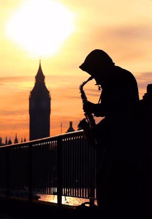 London đẹp như một bức tranh Tháp London qua mọi góc nhìn Dòng sông Thames yên bình London Eye - một trong những biểu tượng của London Big Ben trứ danh Cây cầu Golden Jubilee. Từ đây có thể dễ dàng thấy đc cả 2 biểu tượng của London là London Eye và Big Ben. Cây cầu Southpark lung linh trong ánh điện Cây cầu Westminster nổi tiếng Chiều tàn cuối đông Richmond Một góc nhỏ của Portobello London ấm áp sắc xuân với màu hồng tươi của hoa đào nở Sự bình yên bao trùm lên London khi màn đêm buông xuống Bắt gặp người nghệ sĩ đang say sưa với những giai điệu nhạc vào một chiều cuối đông.