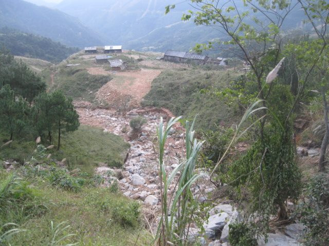 Ô tô nhà cửa bị đất, đá bao vây