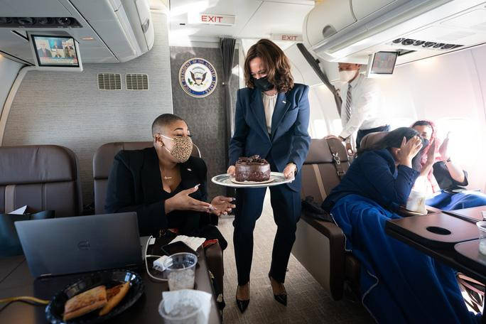 Chi phí để vận hành chiếc Không lực 2 ước tính khoảng bao nhiêu USD/giờ?