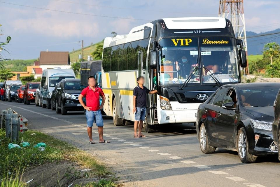 Càng về tối, lượng phương tiện từ Đà Lạt trên quốc lộ 20 đổ về thành phố Hồ Chí Minh và các tỉnh Đông Nam Bộ ngày một nhiều. Đoạn đường tắc nghẽn đã kéo dài hơn 20km.