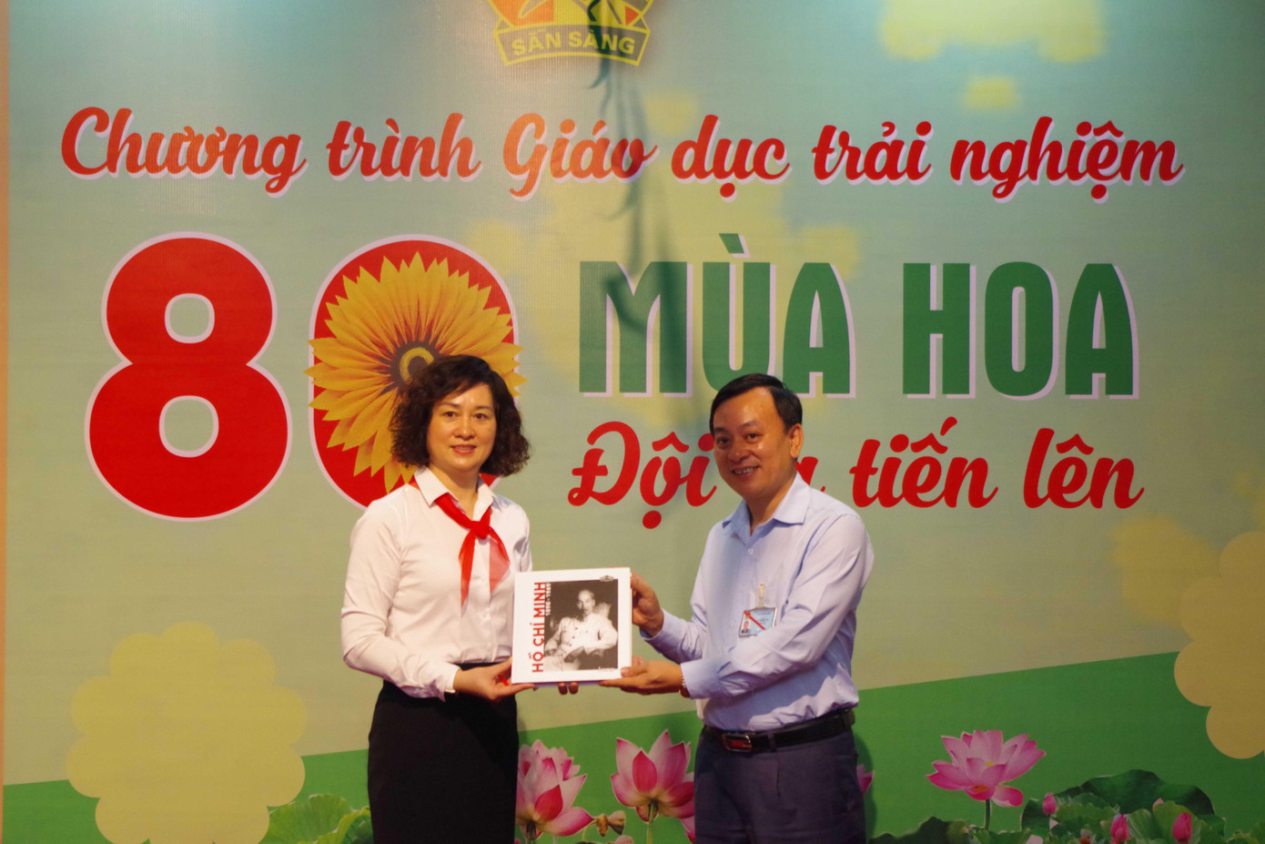 Giám đốc Bảo tàng Hồ Chí Minh trao phần quà lưu niệm cho trường Tiểu học Chu Văn An. Giám đốc Bảo tàng Hồ Chí Minh trao phần quà lưu niệm cho trường Tiểu học Chu Văn An.